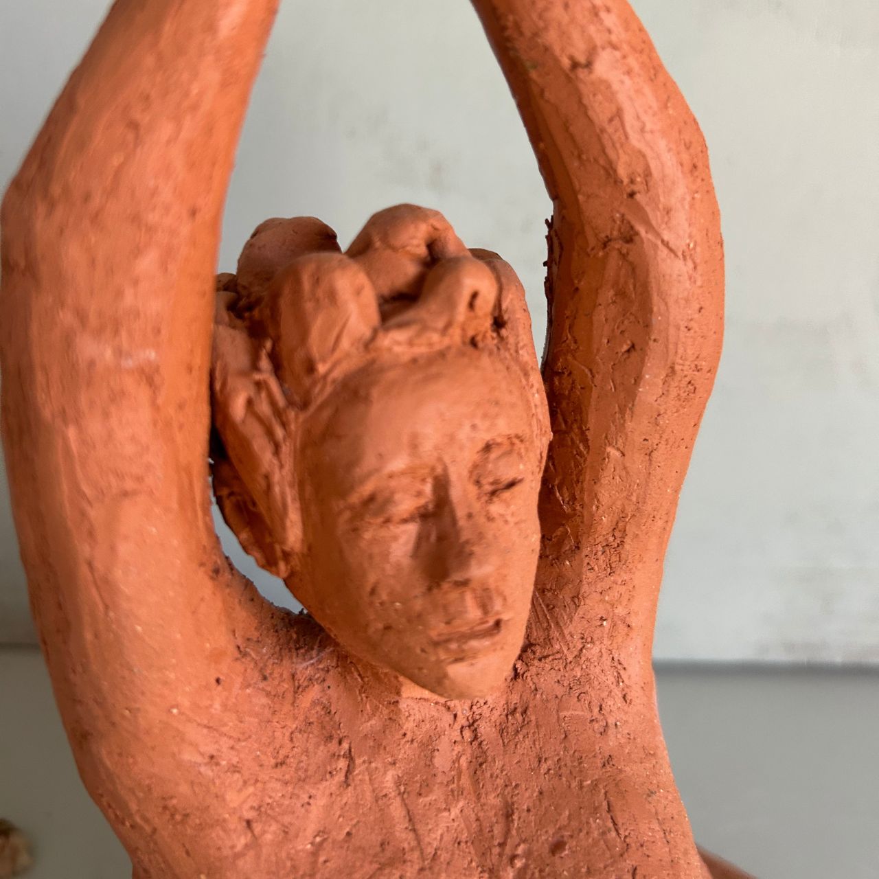 Escultura de la abundancia | Escultura Cerámica Artesanal en Gres | Agalma Ceramics - Imagen 9