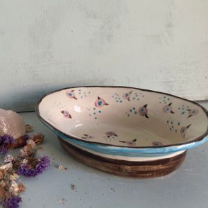 fuente artesanal con flores hecha por Agalma Ceramics