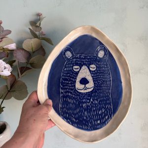 plato esgrafiado con osito sobre azul cobalto hecho por agalma