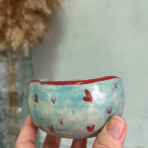 taza verde agua con corazones rojos hecha por agalma ceramics