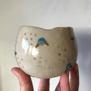 tazón beige con flores hecho por agalma