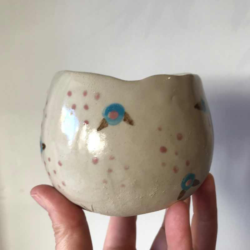 tazón beige con flores hecho por agalma