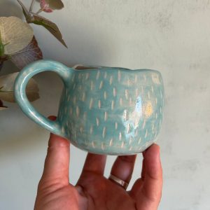 Taza mediana verde agua de cerámica artesanal con esgrafiado